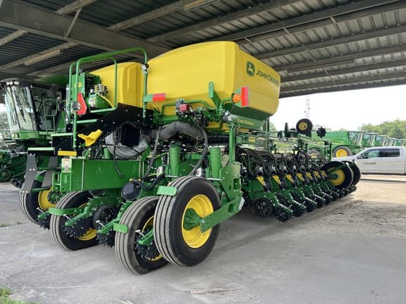 Image of John Deere 1775 equipment image 1