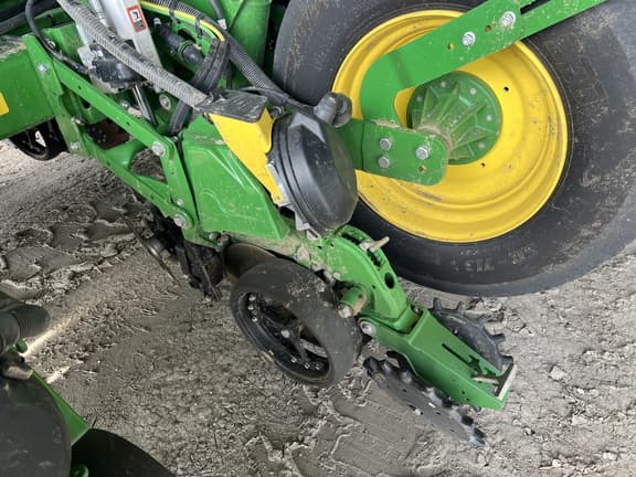 Image of John Deere 1775 equipment image 4