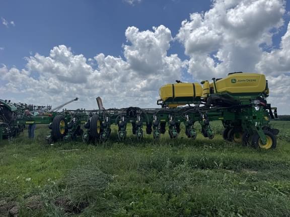 Image of John Deere 1775 equipment image 1