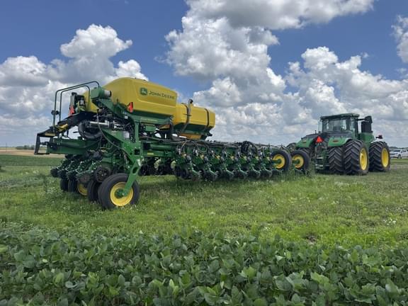 Image of John Deere 1775 equipment image 4