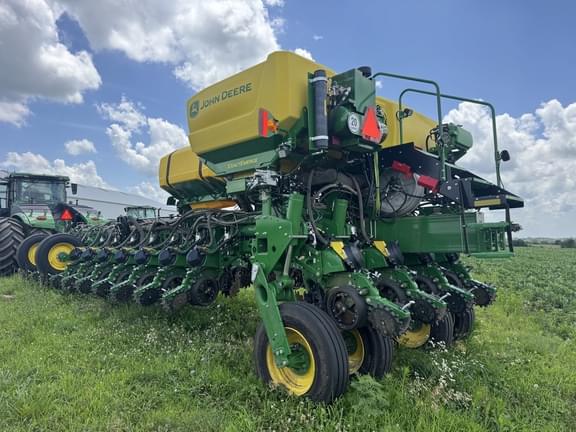 Image of John Deere 1775 equipment image 2
