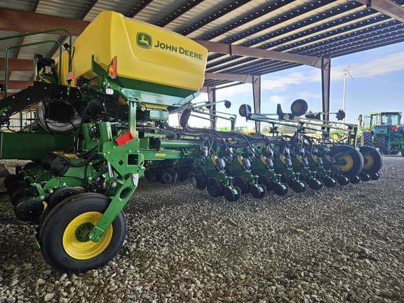 Image of John Deere 1775 equipment image 2