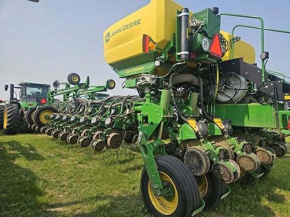 Image of John Deere 1775 equipment image 3