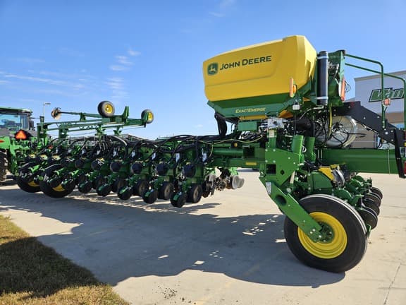 Image of John Deere 1775 equipment image 3