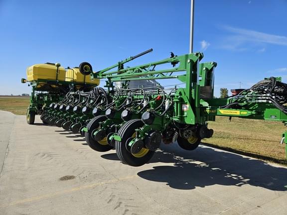 Image of John Deere 1775 equipment image 1