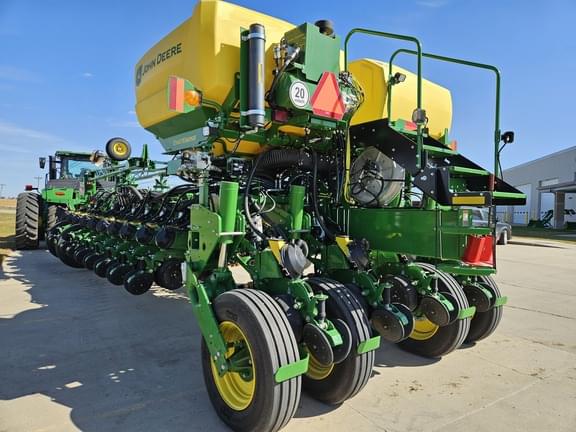Image of John Deere 1775 equipment image 4