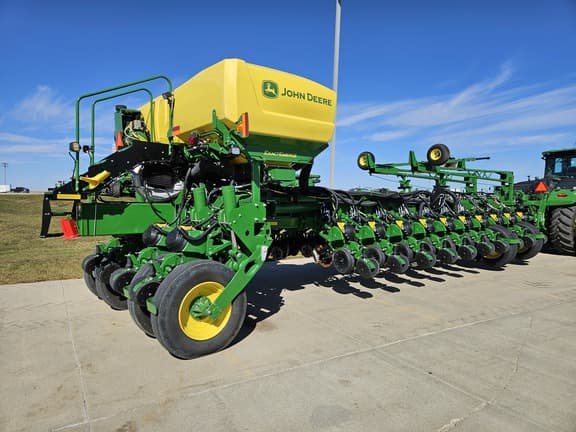 Image of John Deere 1775 equipment image 4