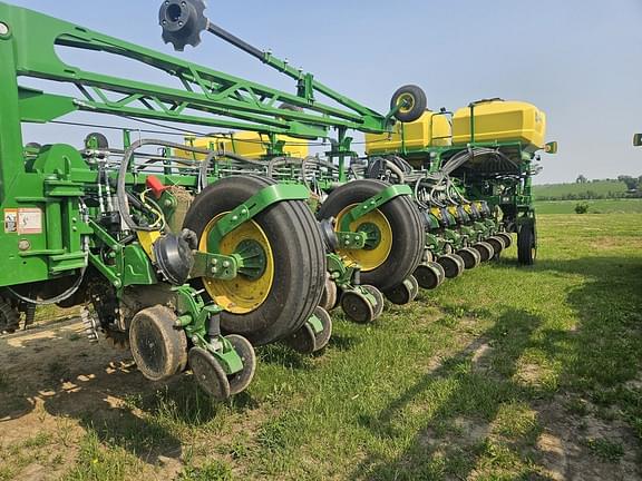 Image of John Deere 1775 equipment image 1