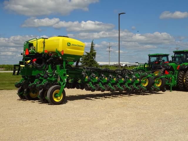 Image of John Deere 1775 equipment image 4