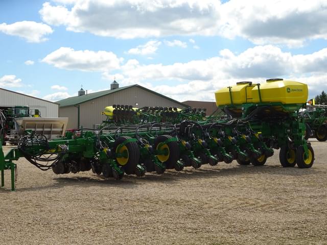 Image of John Deere 1775 equipment image 2