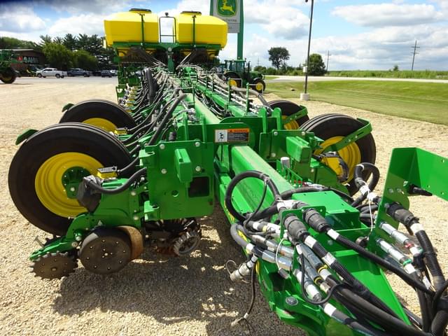 Image of John Deere 1775 equipment image 3