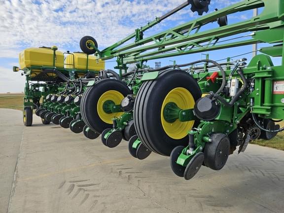 Image of John Deere 1775 equipment image 4