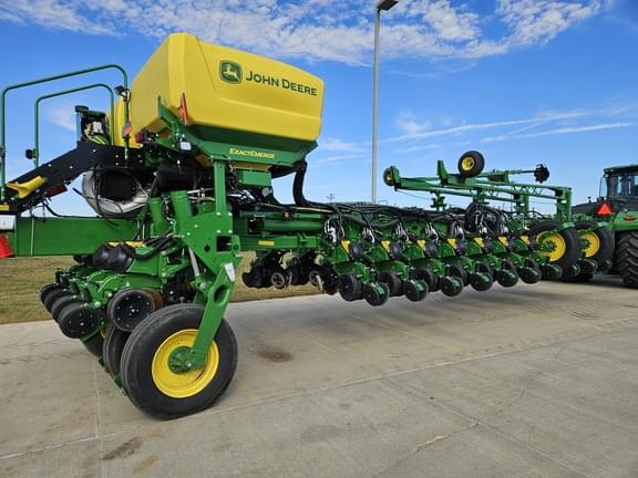 Image of John Deere 1775 equipment image 1