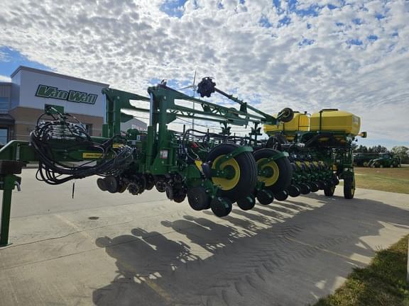 Image of John Deere 1775 Primary image