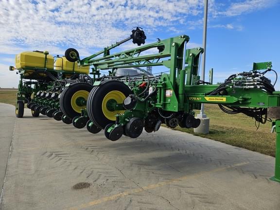 Image of John Deere 1775 equipment image 3
