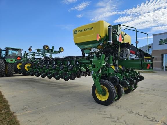 Image of John Deere 1775 equipment image 2