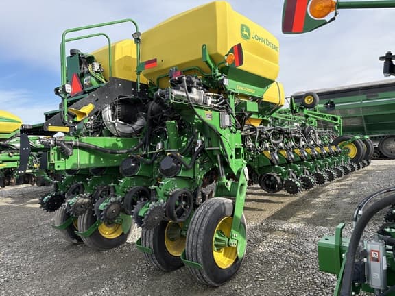 Image of John Deere 1775 equipment image 1