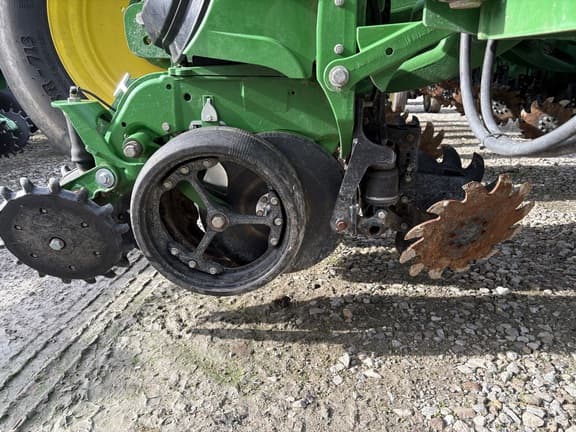 Image of John Deere 1775 equipment image 4