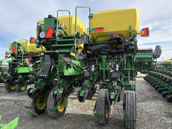 Image of John Deere 1775 equipment image 2