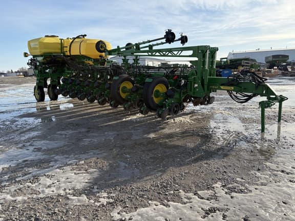 Image of John Deere 1775 equipment image 2