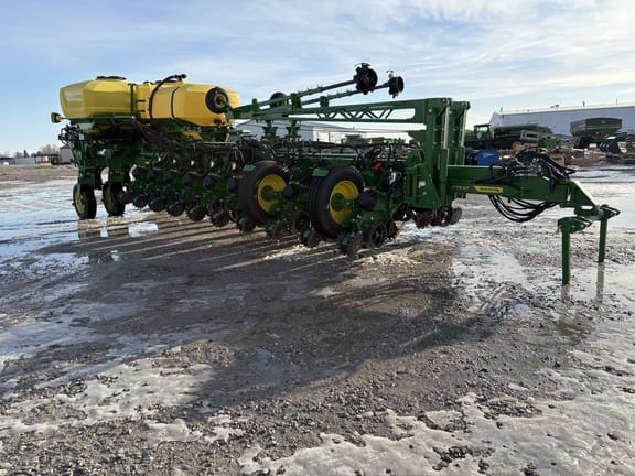 2025 John Deere 1775 Equipment Image0