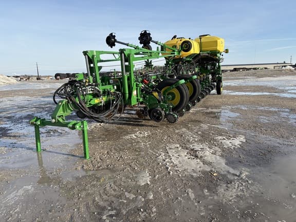 Image of John Deere 1775 equipment image 3