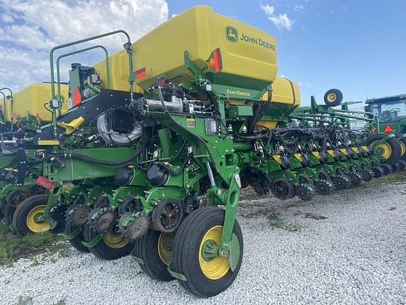 Image of John Deere 1775 equipment image 1