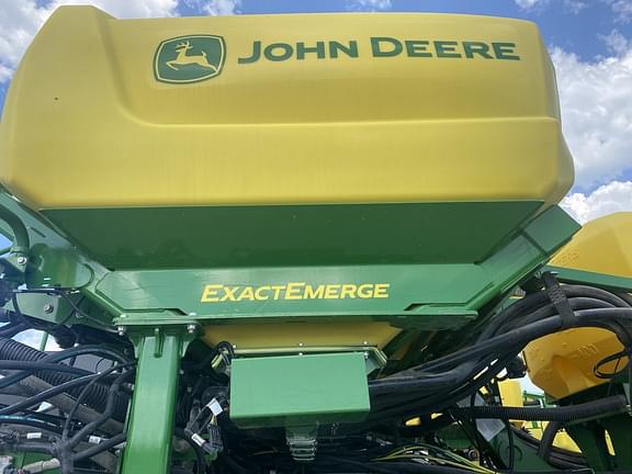 Image of John Deere 1775 equipment image 4