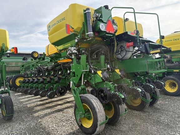 Image of John Deere 1775 equipment image 3