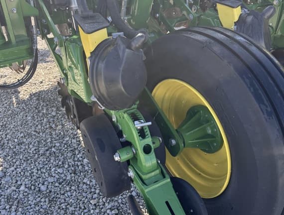 Image of John Deere 1775 equipment image 4