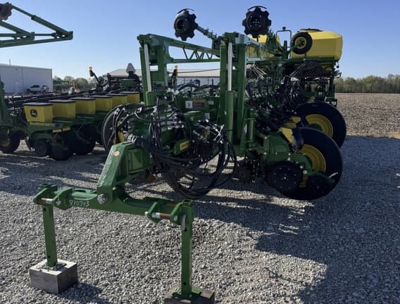 Image of John Deere 1775 equipment image 3