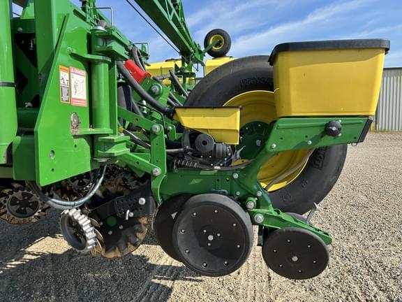 Image of John Deere 1775 equipment image 3