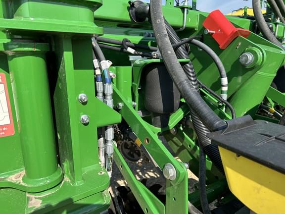 Image of John Deere 1775 equipment image 4