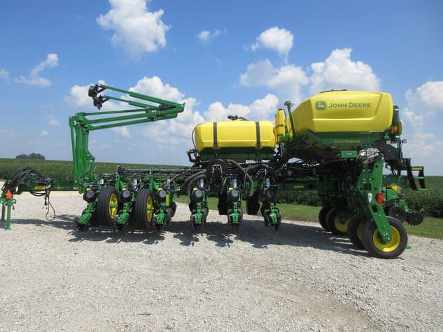 Image of John Deere 1775 equipment image 1