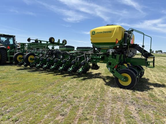 Image of John Deere 1775 equipment image 2
