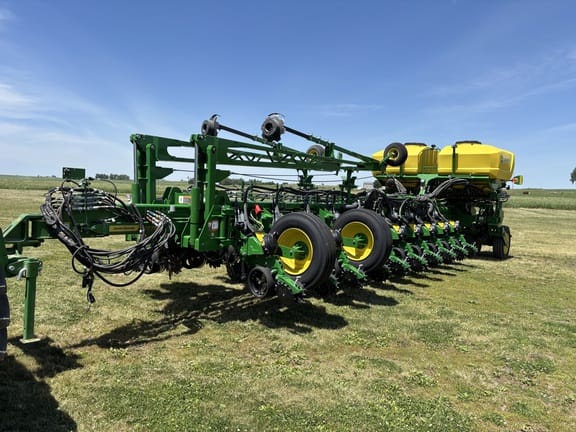 2025 John Deere 1775 Equipment Image0