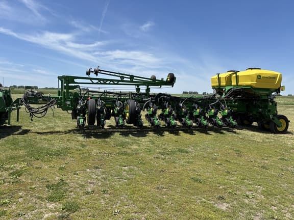 Image of John Deere 1775 equipment image 1