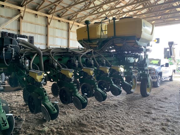 Image of John Deere 1775 equipment image 2