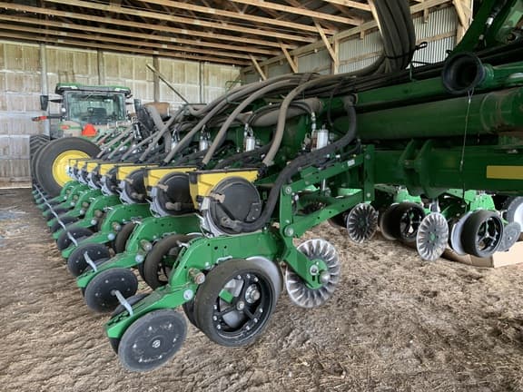 Image of John Deere 1775 equipment image 3