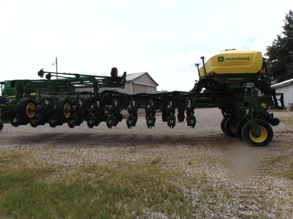 Image of John Deere 1775 equipment image 4