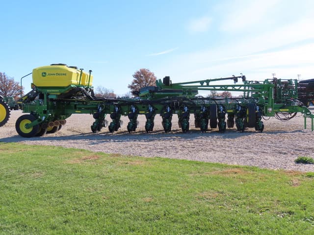 Image of John Deere 1775 equipment image 3