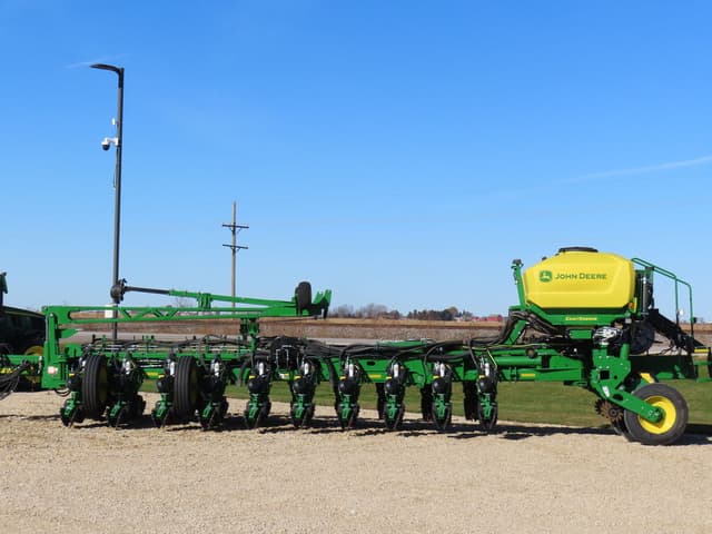 Image of John Deere 1775 equipment image 2