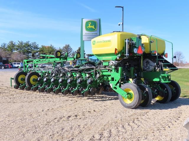 Image of John Deere 1775 equipment image 4