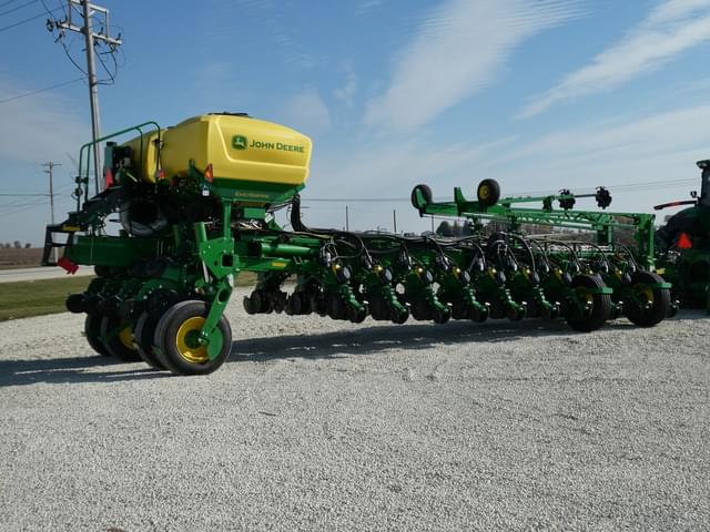 Image of John Deere 1775 equipment image 2