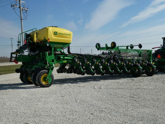 Image of John Deere 1775 equipment image 2