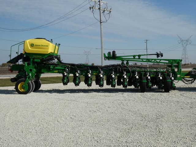 Image of John Deere 1775 equipment image 3