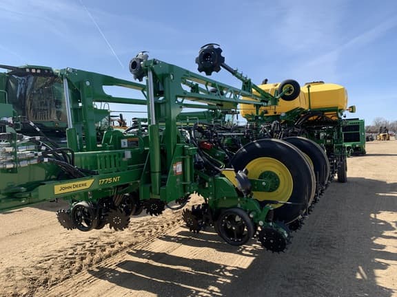 Image of John Deere 1775 equipment image 2