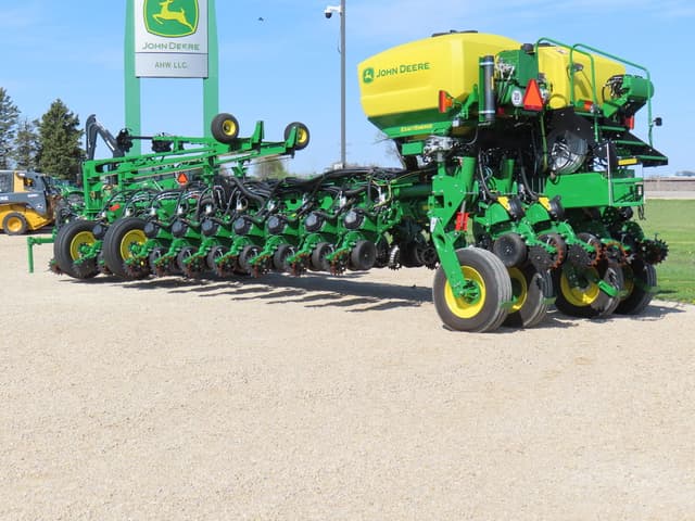 Image of John Deere 1775 equipment image 2