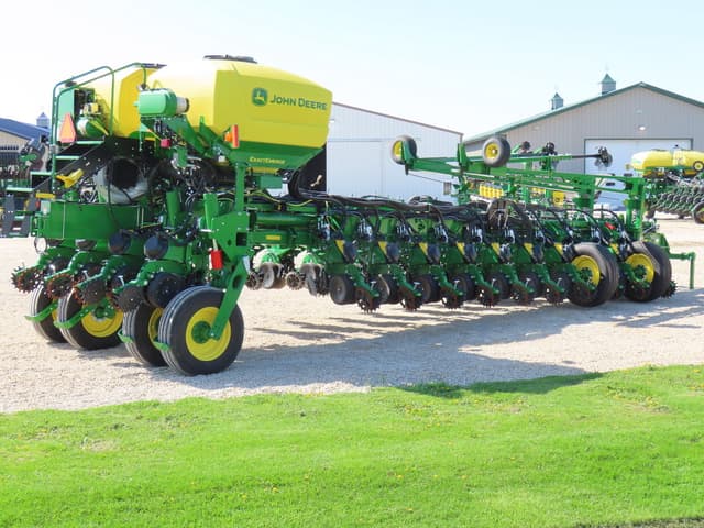 Image of John Deere 1775 equipment image 3