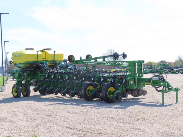 Image of John Deere 1775 equipment image 1